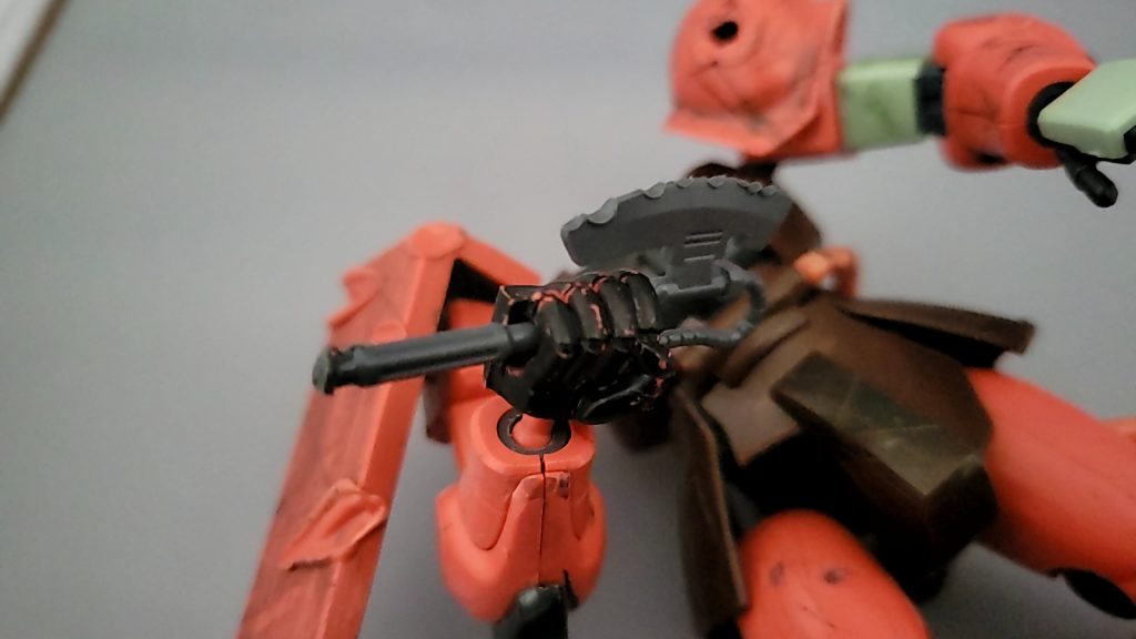 シャアザクには半田ごてなども使いダメージ加工