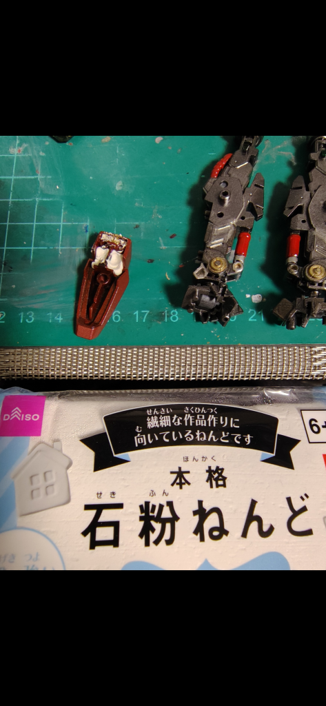 重いバックパックでも自立出来るようにダイソー粘土を脚部の溝に詰め込んでます&nbsp;