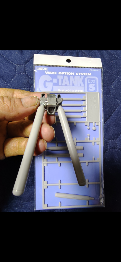 プロペラントタンクをポリキャップをつけてパテで固定