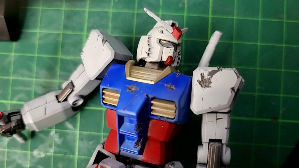 肩や胸部にデザインナイフで弾痕のようなダメージ