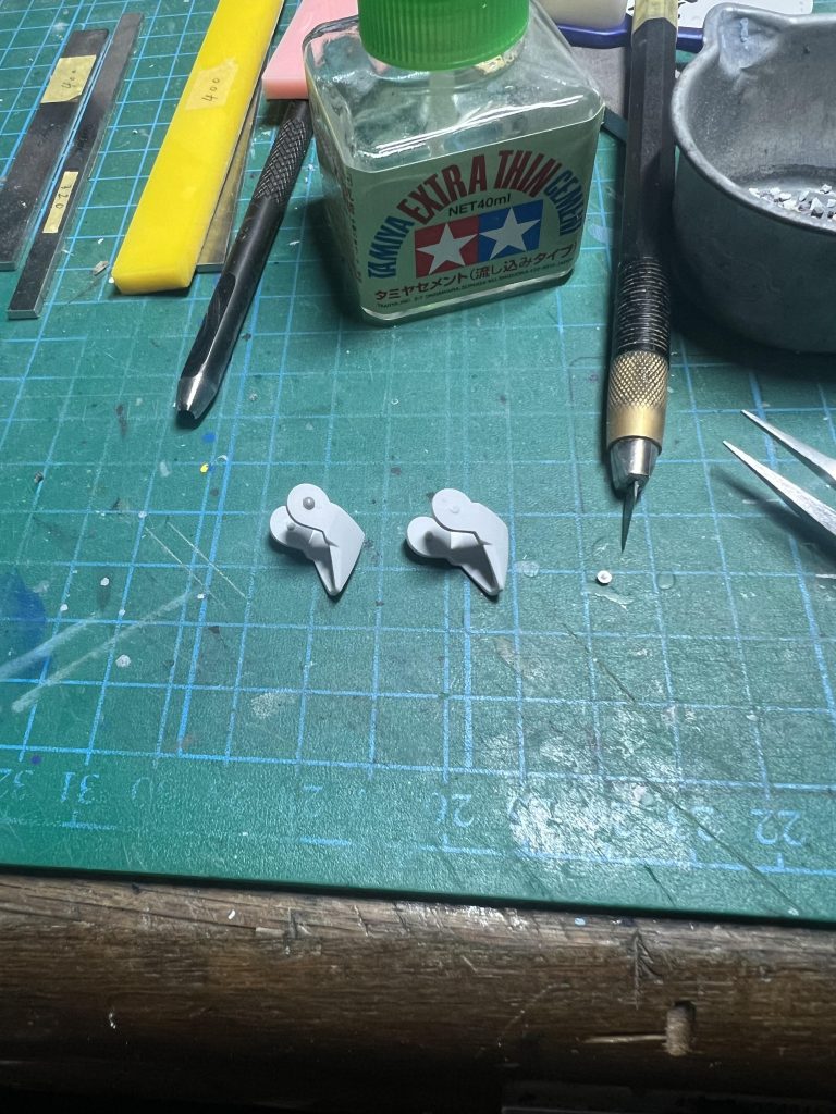 脚部のパーツは元々あった丸ディテールをパーティングラインと一緒に一旦処理してリベットモールドを付けました