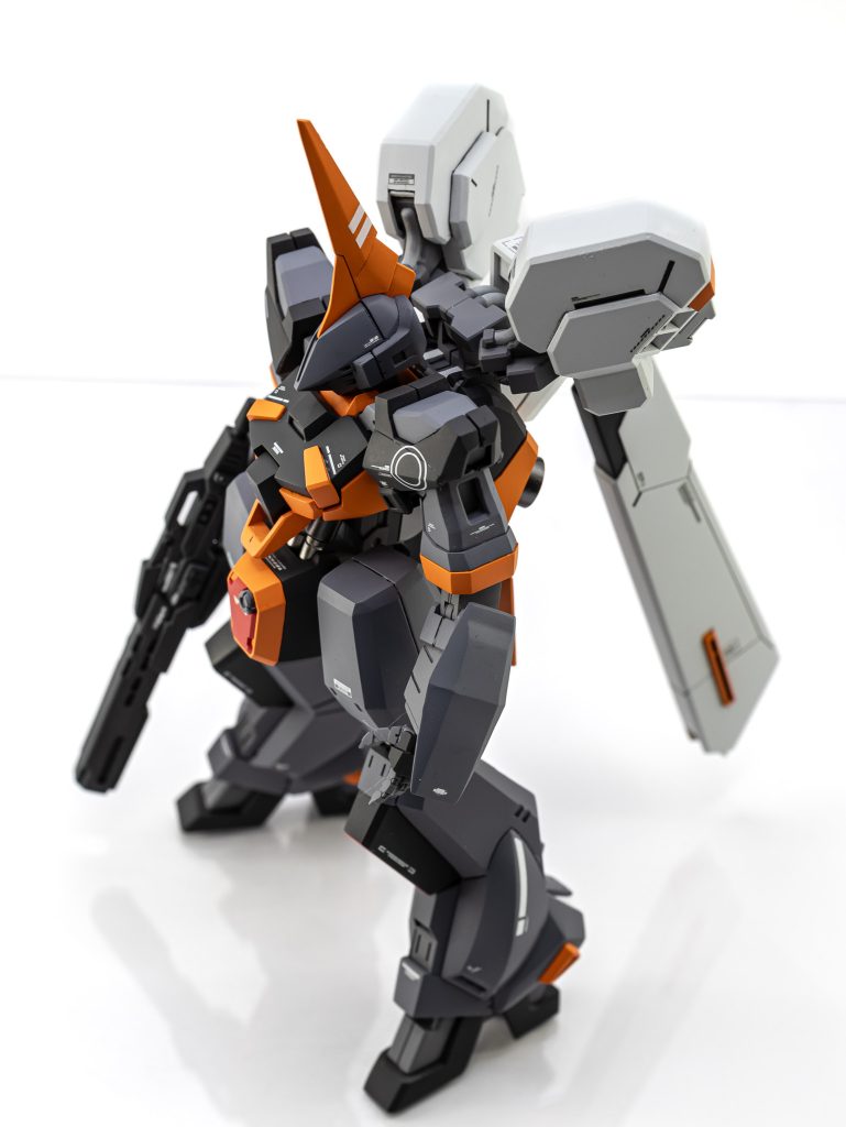 トライブースターは、バーザムのバックパックと一体化。う～ん、似合いますねぇ～。