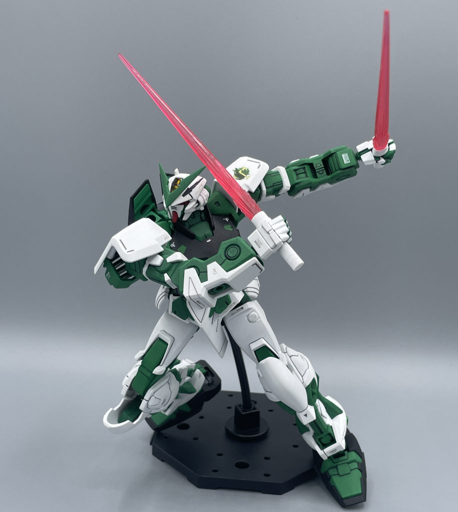 ビームサーベル　アストレイのサーベルは、ギザギザに出力されているのがカッコいいですよね！なお燃費・・・(^^;笑　先述の通り、グリーンフレームは特殊AIを搭載しています。そのシステムを最大限に発揮させるため、センサー類が変更されています。　アストレイのセンサー類は緑がデフォですが、グリーンフレームのセンサーはイエローになっています。