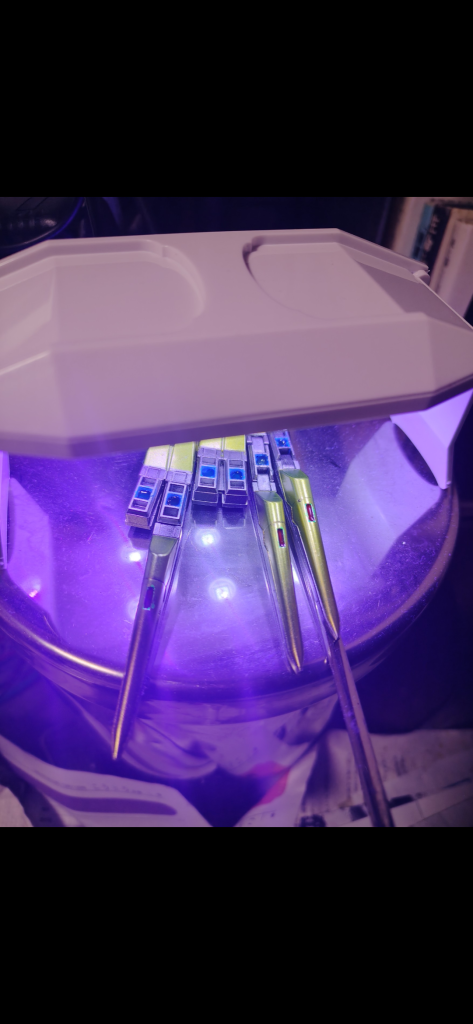 ジェルもUVライトもダイソーですライト当てて固めます