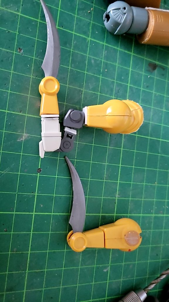 腕部の肘あたりにジャンクパーツを追加