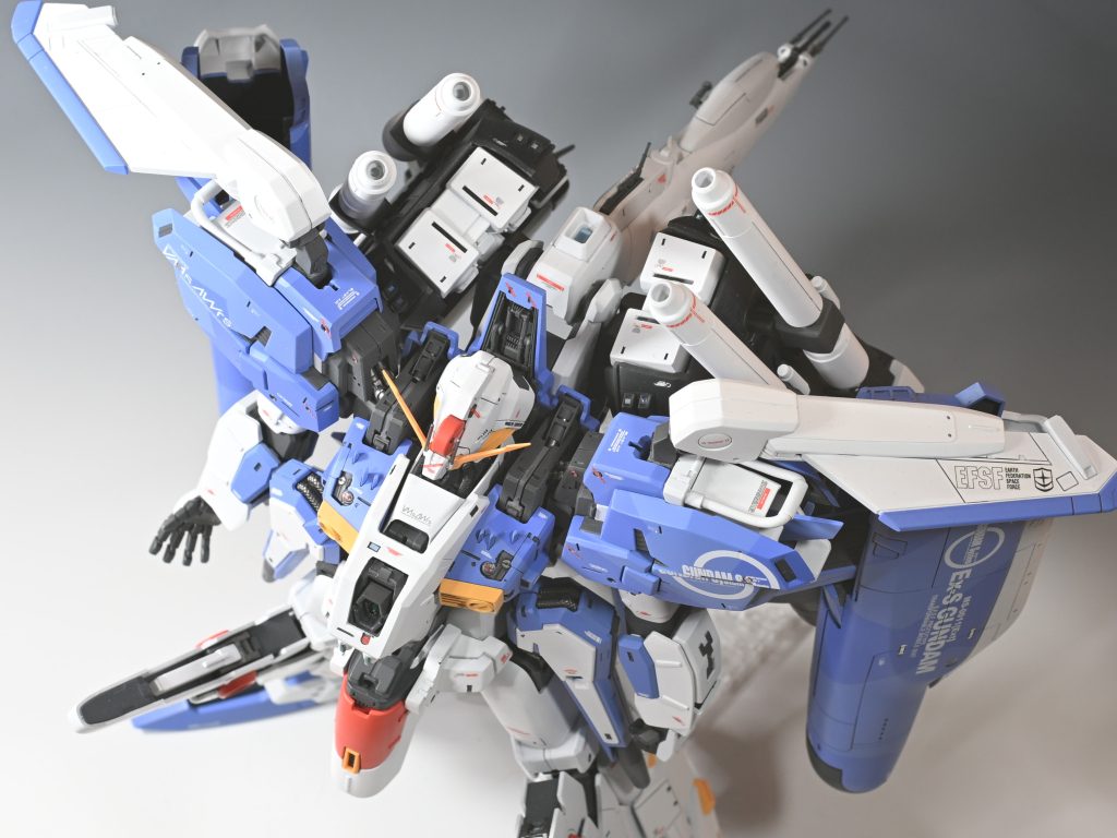 頭部背面の背当て、肩口～鎖骨に繋がる部分の空間などもセンチネル本を参考にディテールを追加しています。ここら辺は先に製作したSガンダムと同じディテールです。
