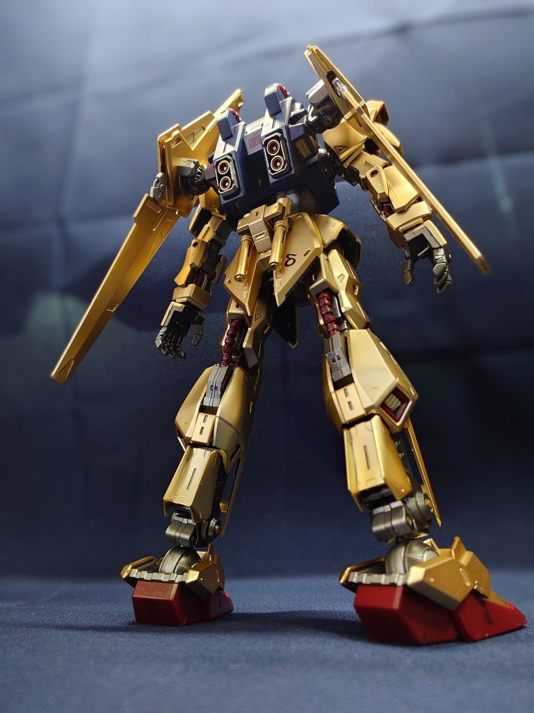 百式は金ピカのイメージでしたが、このver.2.0のゴールドは落ち着いた大人の金色で素晴らしい👍️とにかく立ち姿がカッコいい！顔つき、スタイル、シールドなしのイケメンMS