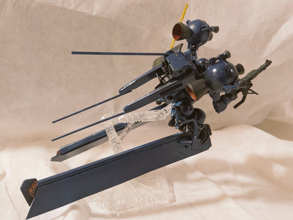 腕にザクマシンガンを固定し、ヒートサーベルを装備しています。元の世界より貧乏にしております。