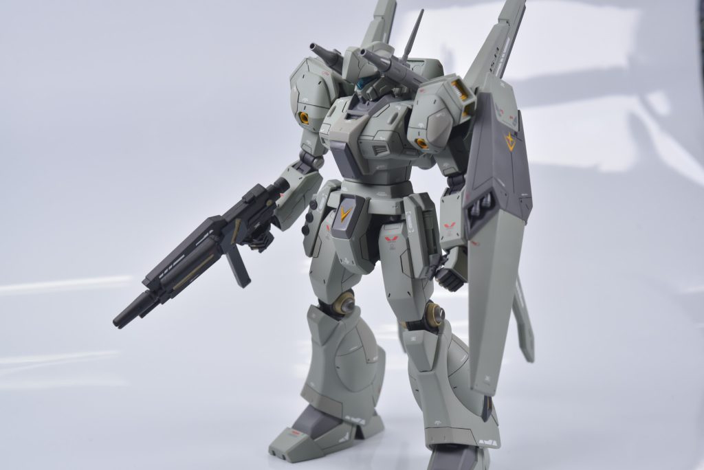 腰の延長、バックパックの交換、腰の延長、スジボリとオーソドックスな改造だけしてます。実はMG初めて全塗装したので完成してホッとしています。