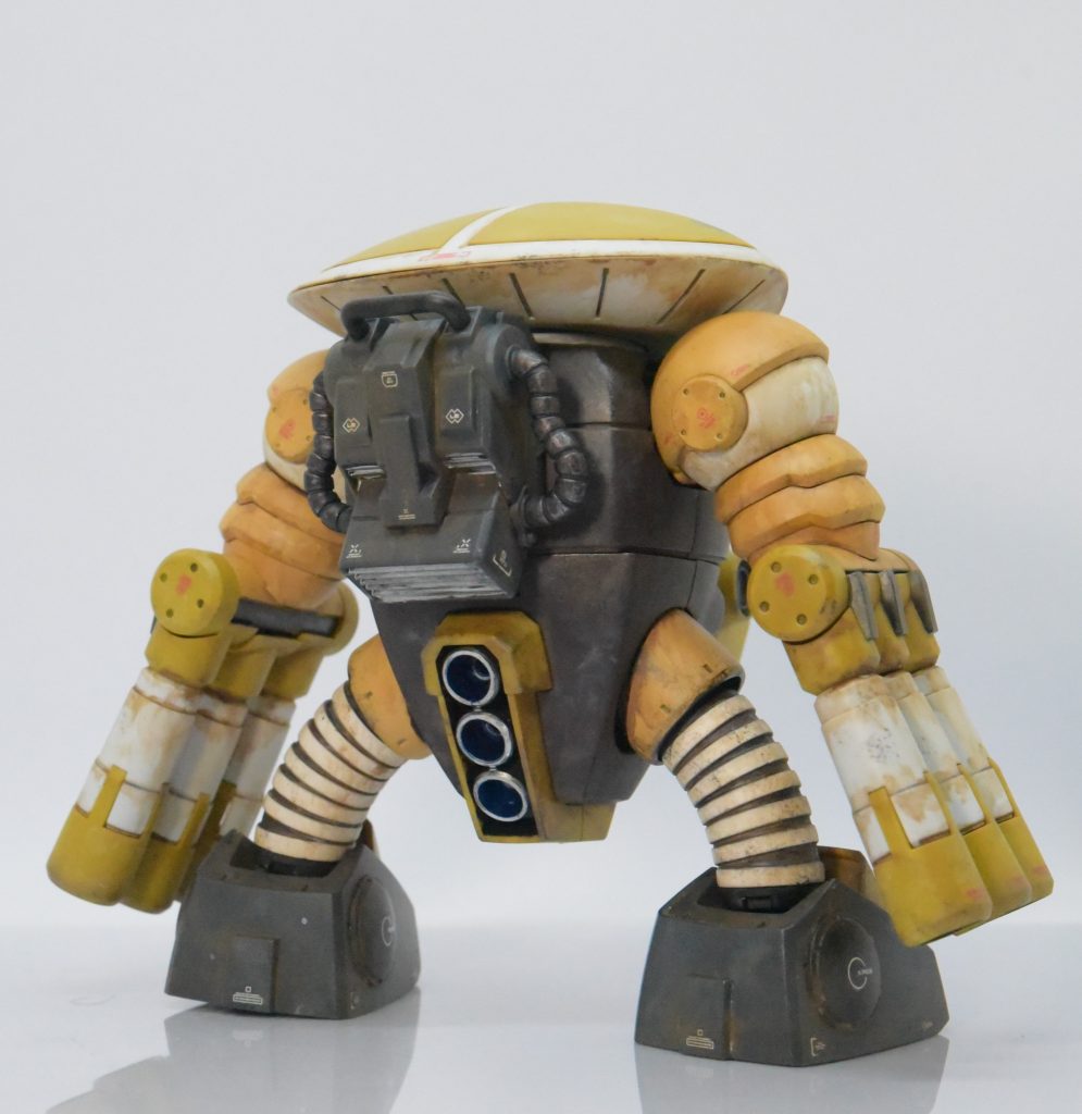 後ろ姿です。なおシールは未使用です。ウェザリングは足元ほど強く、頭頂部に近いほど控えめにしました。