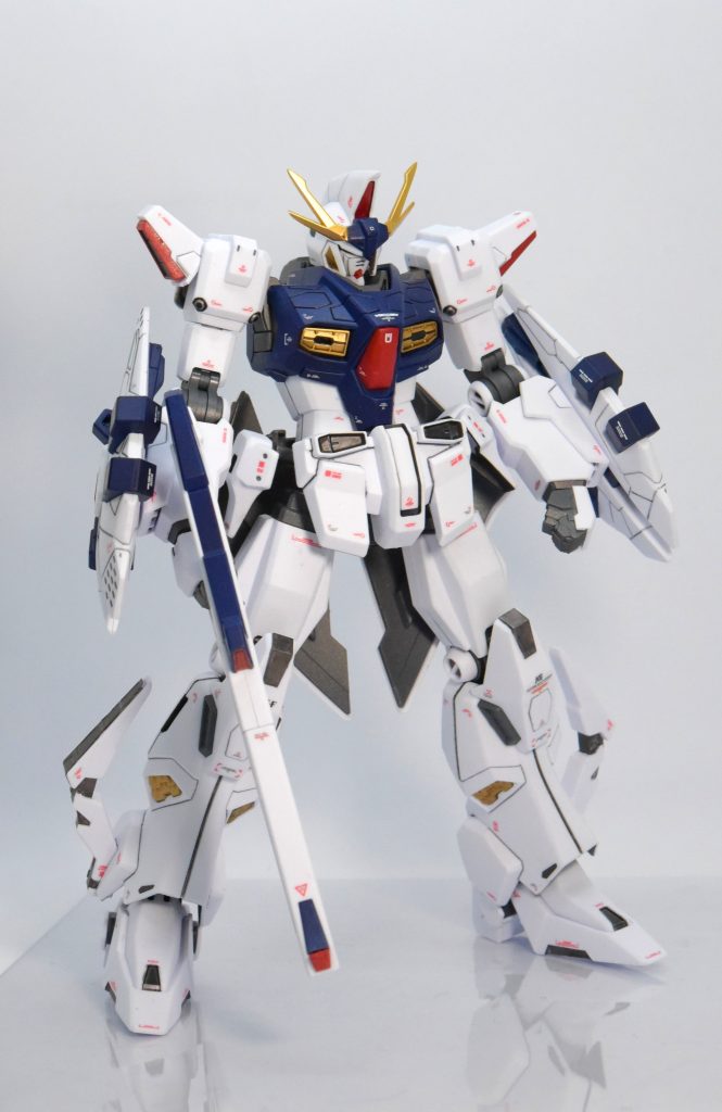 想定していましたが、やはりデカい。白は成形色、それ以外は全部メタリック系で塗っています。シールは不使用です。