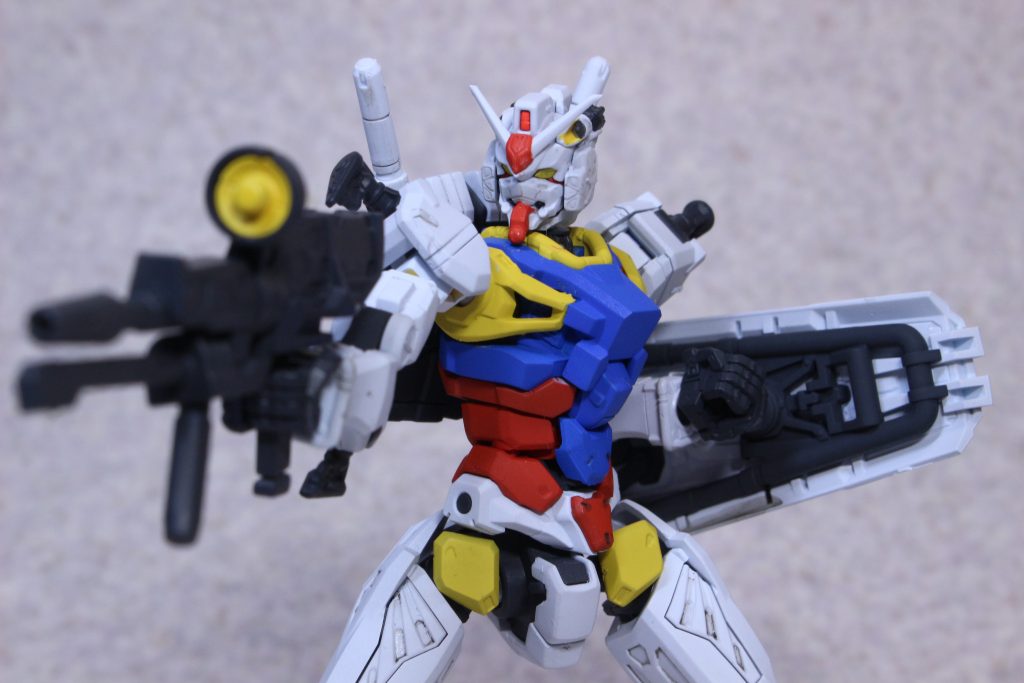 シールドもグレーは入れず初代に近い雰囲気に。ハイパーバズーカは白い砲身のタイプが好きなのでこっちにしました。結局全塗装にはなりましたがぶっちゃけ細かい塗り分けする必要ないので普通に作るより楽でした。01ガンダムも届いたので赤いガンダムと3体並べたいですね。もし白ガンもう一個買えたらG3ガンダムも作りたい…