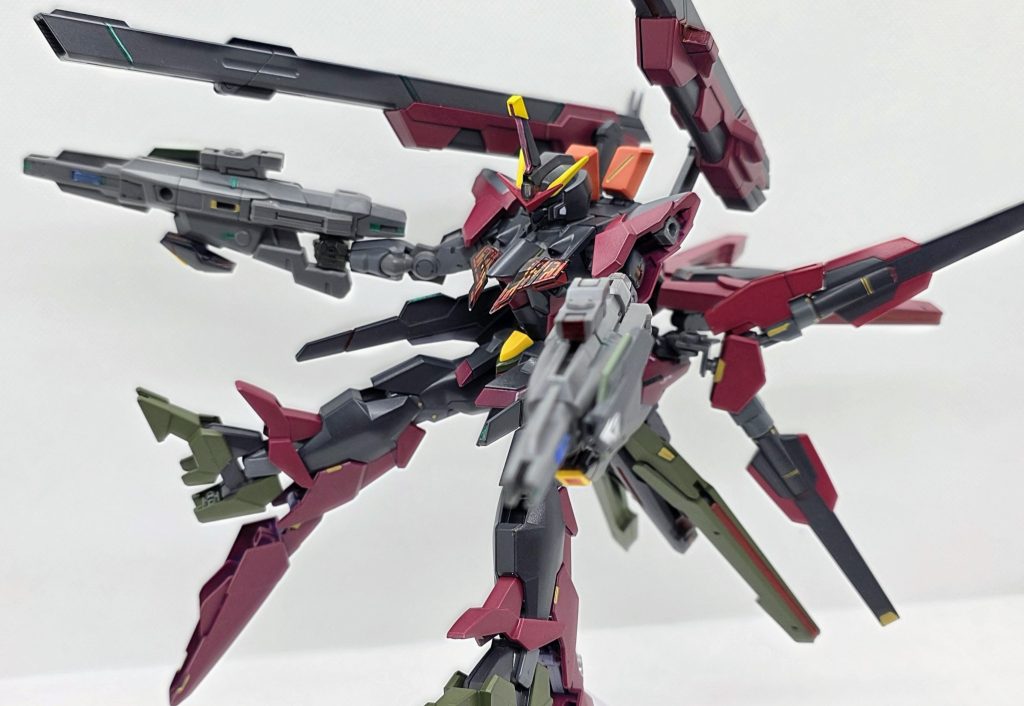 支援AI「エリー」本来学校で使う為に開発された教育AIを調整。「支援・自立戦闘」モードの切り替え可能な補助AIとして搭載。支援モードでは補助を受ける事で複数の装備の同時使用、マルチロックオンによる一斉射撃による殲滅を可能に