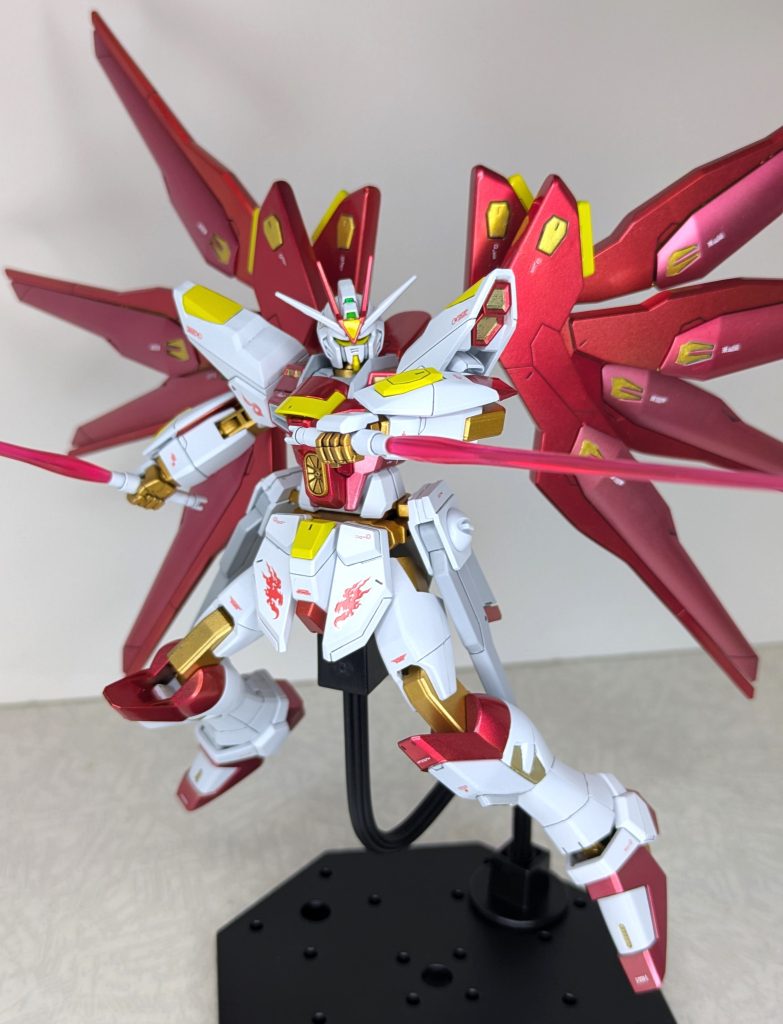 でも、カラー的にはサーベル２本持ちの方が似合うと思い、このポージングで飾っています。