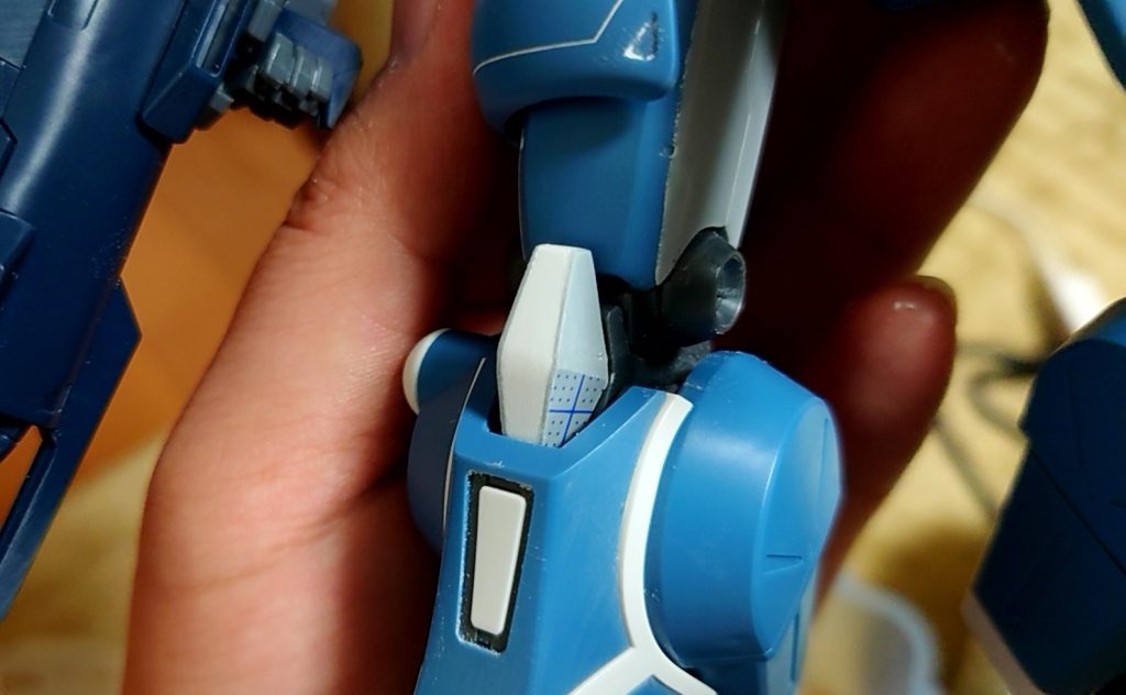 膝の◇形のパーツも幅増し