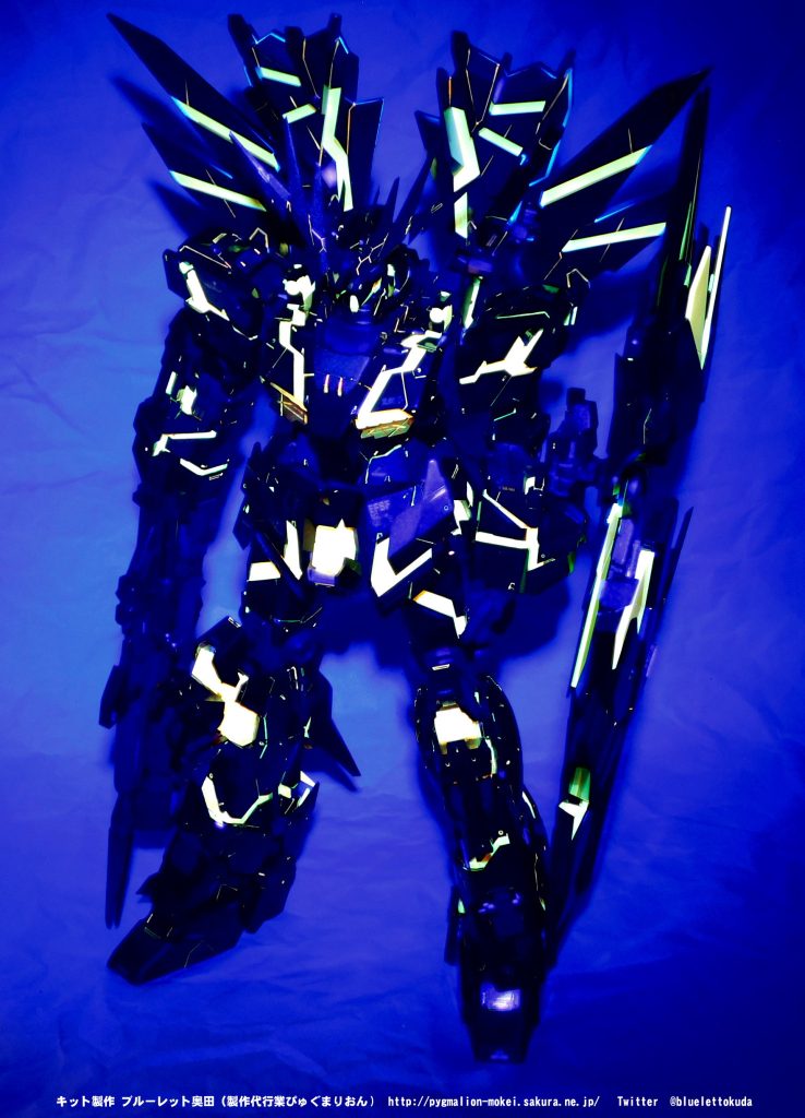 サイコフレームパーツはブラックライトを当てても光ります。これは元々製品の仕様なのですが、外装にも蛍光エナメルのオレンジでスミ入れしました。これによりより多くのサイコフレームパーツの使用感を想起させています。