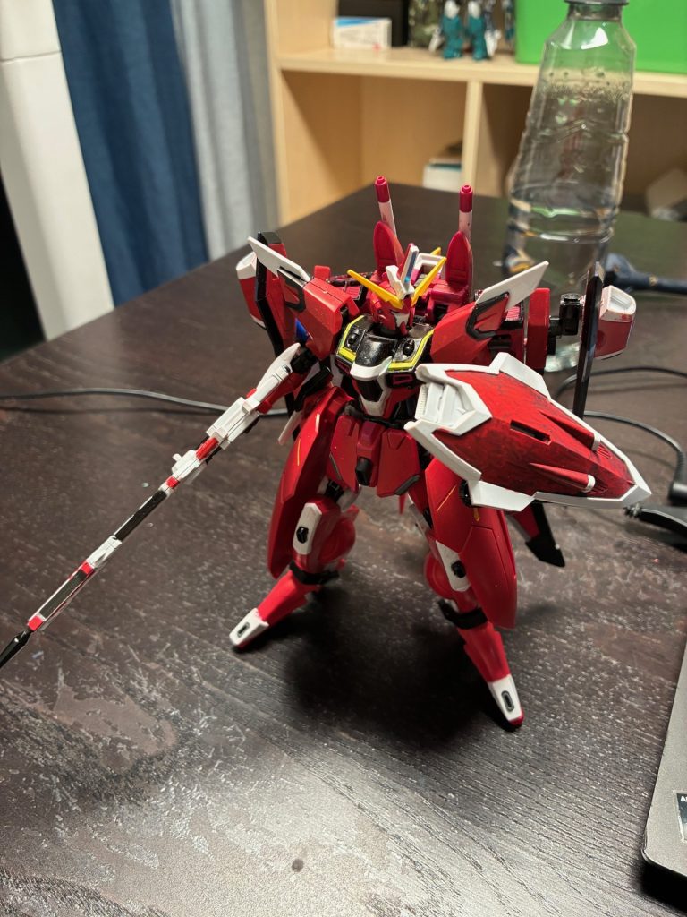 ビームライフルはイモータルのライフルの銃口を削り、インフィニティのライフルの先端を接着して制作しました。設定上有効射撃距離と精度が向上。