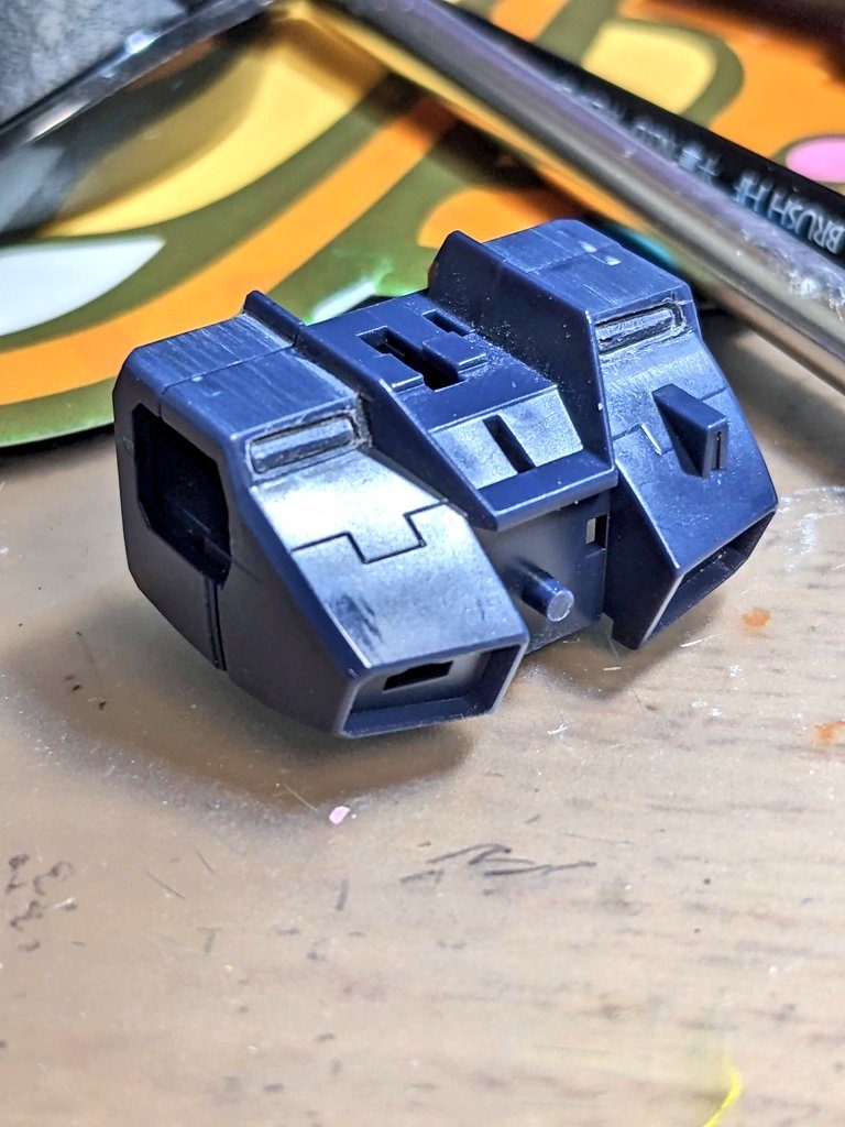 ヘイズルだとパーツで隠れるため造形されていないダクトはスジ彫りで外周を作り、上下を鉋かけすることで成型。