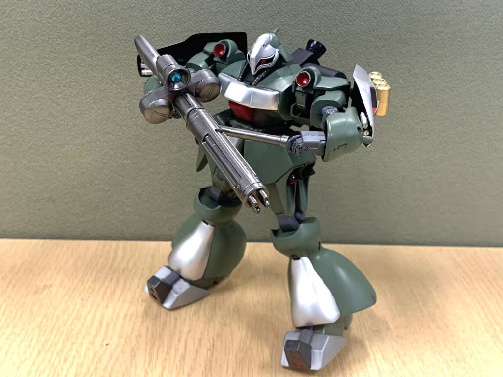 旧キットの可動域はマズイ、腕は前曲げられない、指保持力も弱い。カッコイイポーズができない
