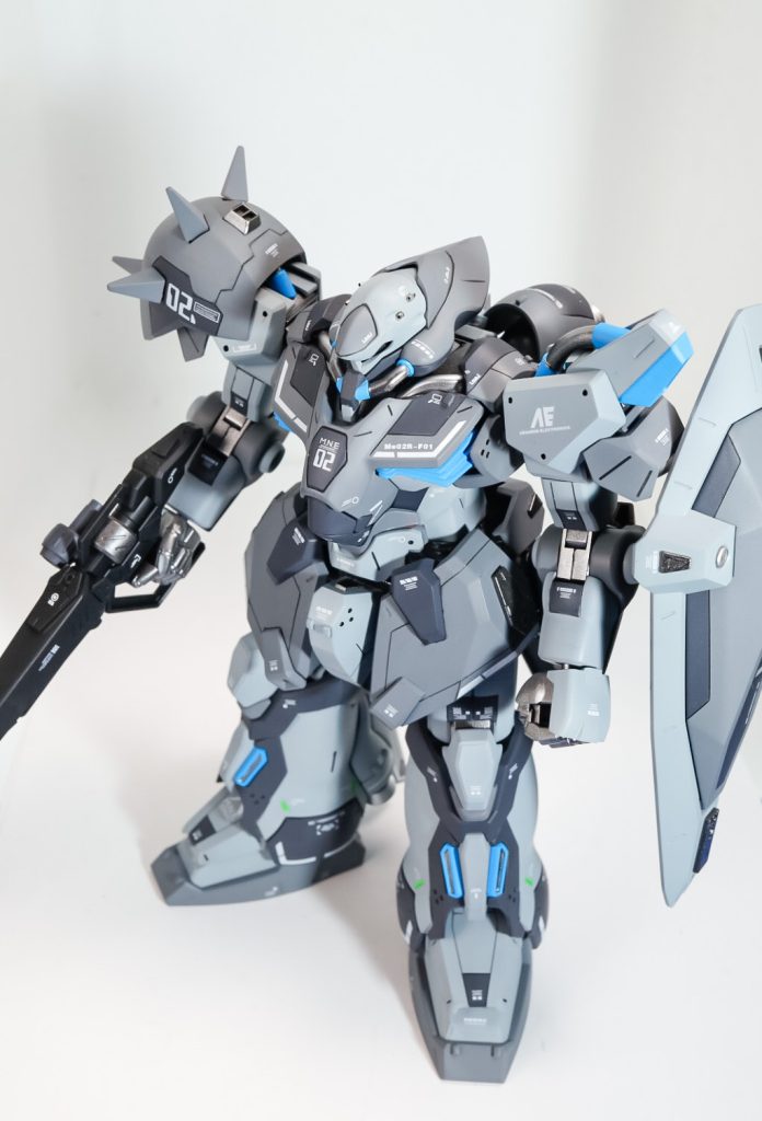 頭部にはバルカンを仕込みました。このロービジーな色に青の差し色がめっちゃいいですね！さすがクラ●タさん！