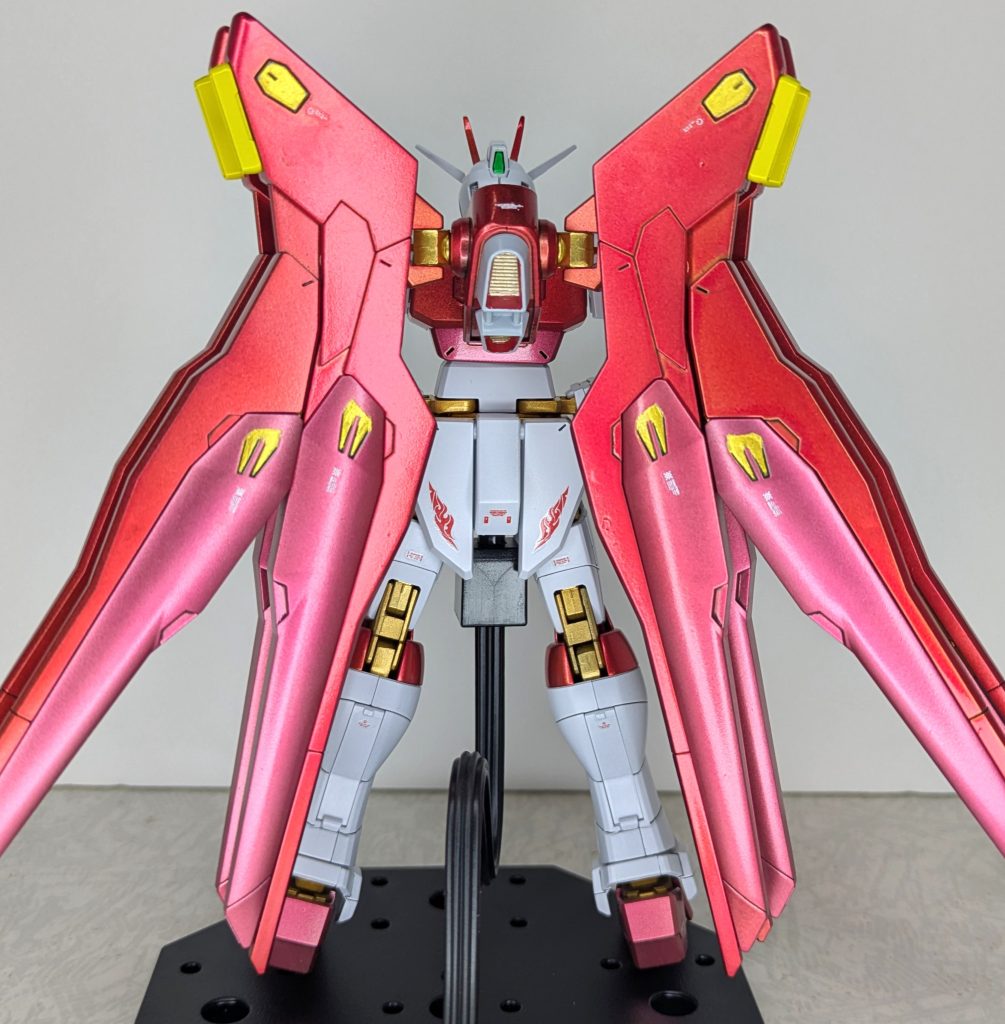 2025年内の完成を目指していたのですが、ベランダ塗装は天候に左右されてしまい、雨の日、突風の日は全く進まずに、空を眺めるばかり。風が吹く中で強行したら、塗装がムラムラになってしまいまともに進みませんでした。結果、納得できるようなモノにならず塗装を剥がすことに。ジップロックに部品と薄め液を入れて、塗料を剥がそうとしたら・・・