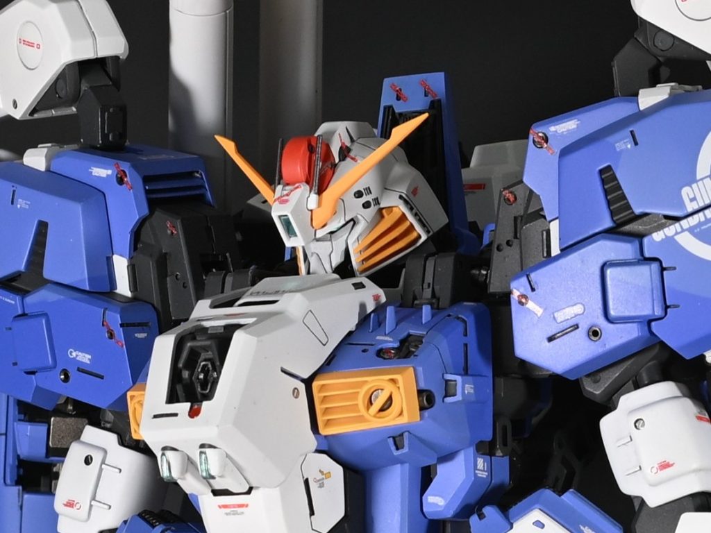 センチネル本表紙のように封印シールを貼ってみました。ツインアイ、センサー類はMG　Hi-νガンダムのシールの上にオーロラデカールで色味を変えています。