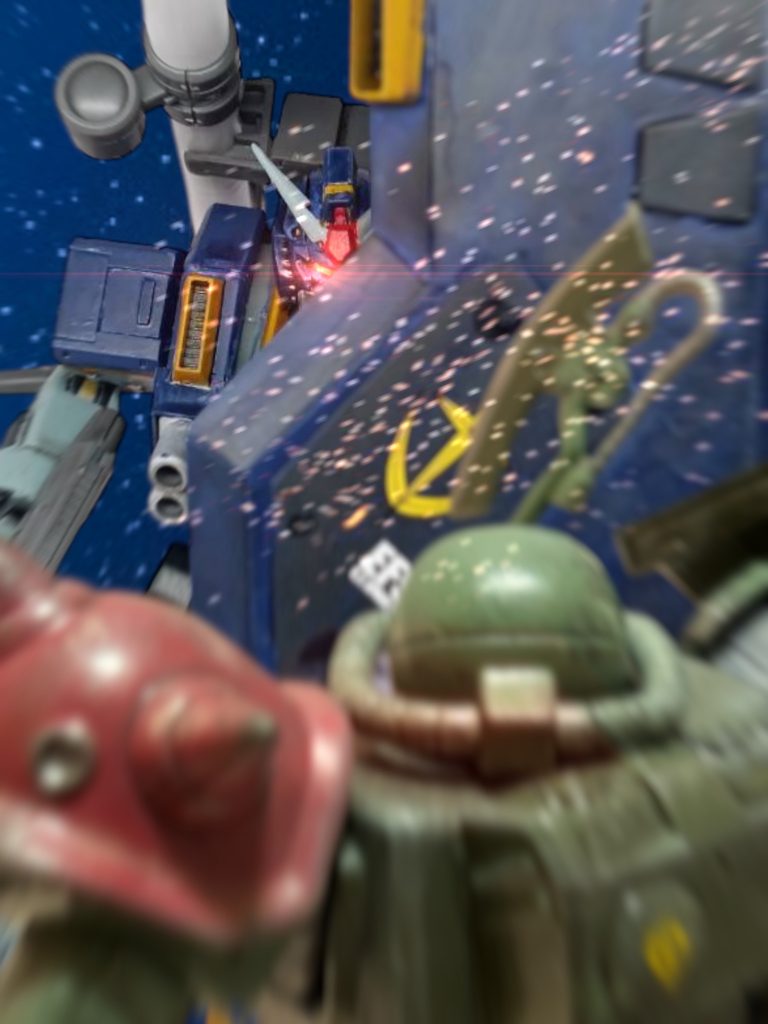 　ザク改は、各部に改良を加えられ、機動性がかなり上がっている。スラスターを細かくふかし、らせん状の軌道で敵機に迫った。敵の火戦を潜り抜けながら、最接近すると、ヒートホークを叩き込んだが、やはり、分厚いシールドに遮られる。「くそっ！」勢いよくバーニアを噴射させ、距離をとると、視界の隅に、鮮やかな信号弾が上がった。『退くよ、”坊や”！』　アビーの声だ。見ると、連邦のランチをがっしりと捕まえている。　会敵したガンダムが気になったが、ザクの火力ではヤツを屠るのは無理だ。マイロは、アビーの声に素直に応じた。