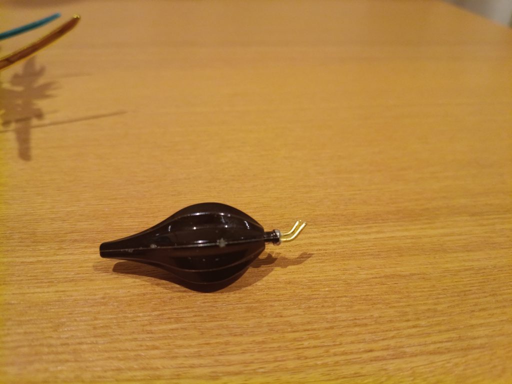 問題のちょんまげです(gundam-kao5)ドリルで穴開けて、真鍮線通して接着剤で固定し兜に差込しました(zaku-kao10)折れる事も無く一安心です(gundam-kao8)昔友人に折られてそのままでしたがやっと直す事ができました！