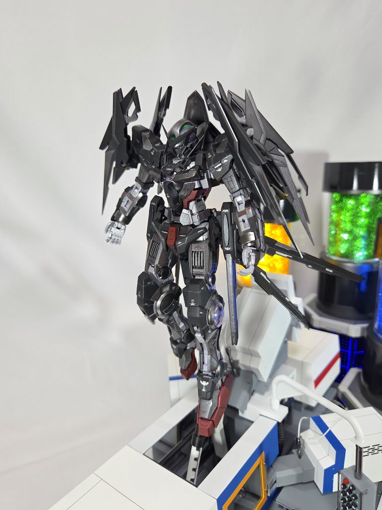 ベースの使用ガンプラはMG ガンダムエクシアを改造したものです。今回はエコプラをテーマにリサーキュレーションカラーVerを使用し、エコプラさを残すため黒を基調とした塗装をしています。