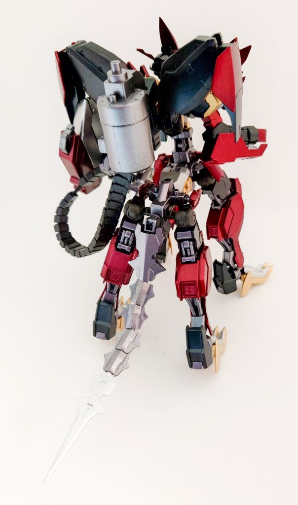 背面。ウィップソードは尻尾になっております。