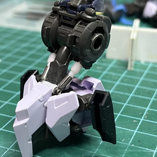 ↑というのは冗談で俺ガンでミキシングされたのを預かり制作代行を開始脚部:彫って情報量増してシャープに頭部:肩:シャープに腰:シリンダー、延長大まかなスタイルはこれで完成、腕と他もう少し全体的なバランス見て調整しようかと思います。（2枚目）