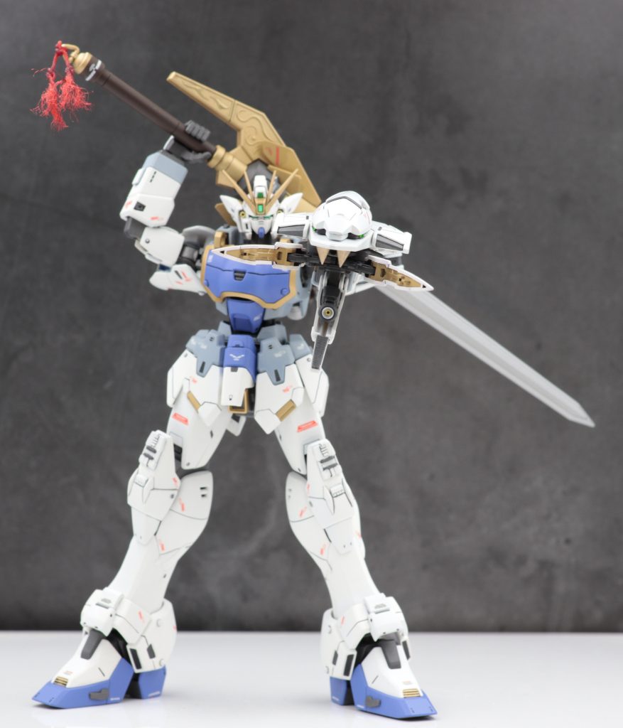 そして今回の見どころの「スネイクハング」。バスターシールドを元にバトルアームアームズを使用して蛇の頭っぽく改造。舌の部分には火炎放射という設定です。せっかくなので腕も伸縮出来るように改造しました。やっぱ腕が伸びるとシェンロンって感じが出ますね。&nbsp;