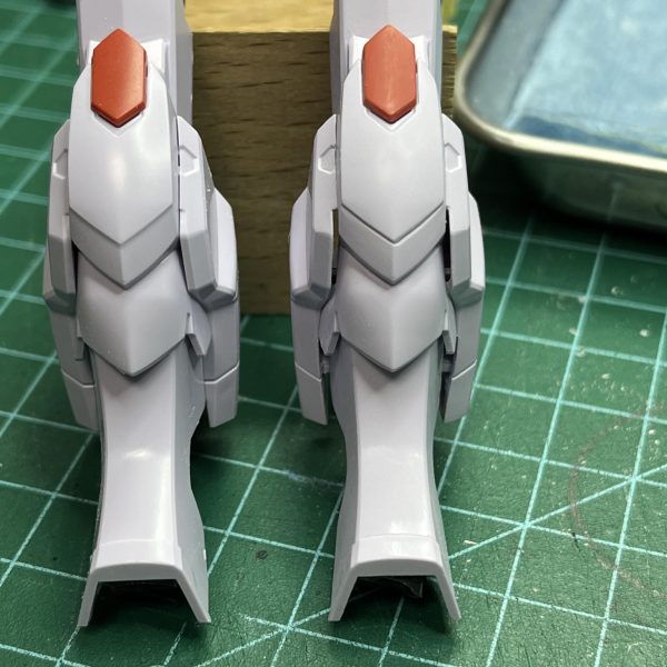 ↑というのは冗談で俺ガンでミキシングされたのを預かり制作代行を開始脚部:彫って情報量増してシャープに頭部:肩:シャープに腰:シリンダー、延長大まかなスタイルはこれで完成、腕と他もう少し全体的なバランス見て調整しようかと思います。（5枚目）