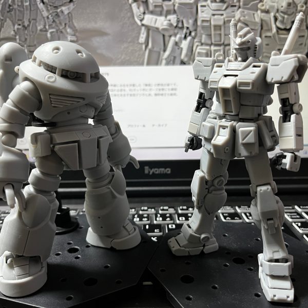 大風呂敷を広げてコケるのは良し。逃げるのは×。と言うことで、だましだましの組み上げまで到達です。実は老化でプリントごとに失敗も挟むのですが(笑)、この写真では膝の中を通る関節の受け部品が欠品しています。(*´Д｀)。プリント中。夜間に終了予定。本日投稿が残り一件出来るうちにこの画像を上げて置いて明日自立する物を上げて、以後は完成品枠に上げようかと思います。拙い制作内容と過程を温かく見守って頂きました常連組の皆様・ん？と気にとめて下さった通りすがりの方、お陰様で低いけど到達点が見えてきました。あと少し。その後は…心機一転、もう少しこのゴリ押しプロジェクトをこの場で続けてみようと思います。次は連邦に戻るぜ。（5枚目）