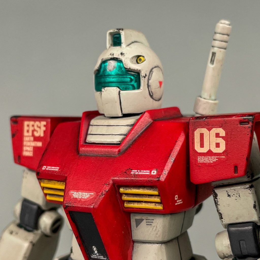 頭部。アニメ設定画よりもスリムな感じ。頭部センサーやゴーグルはクリアパーツ。ゴーグルの裏はガンダムマーカーのメッキシルバーで裏打ちしています。頭部の可動に関しては、上下には動かず、左右にはある程度回転します。