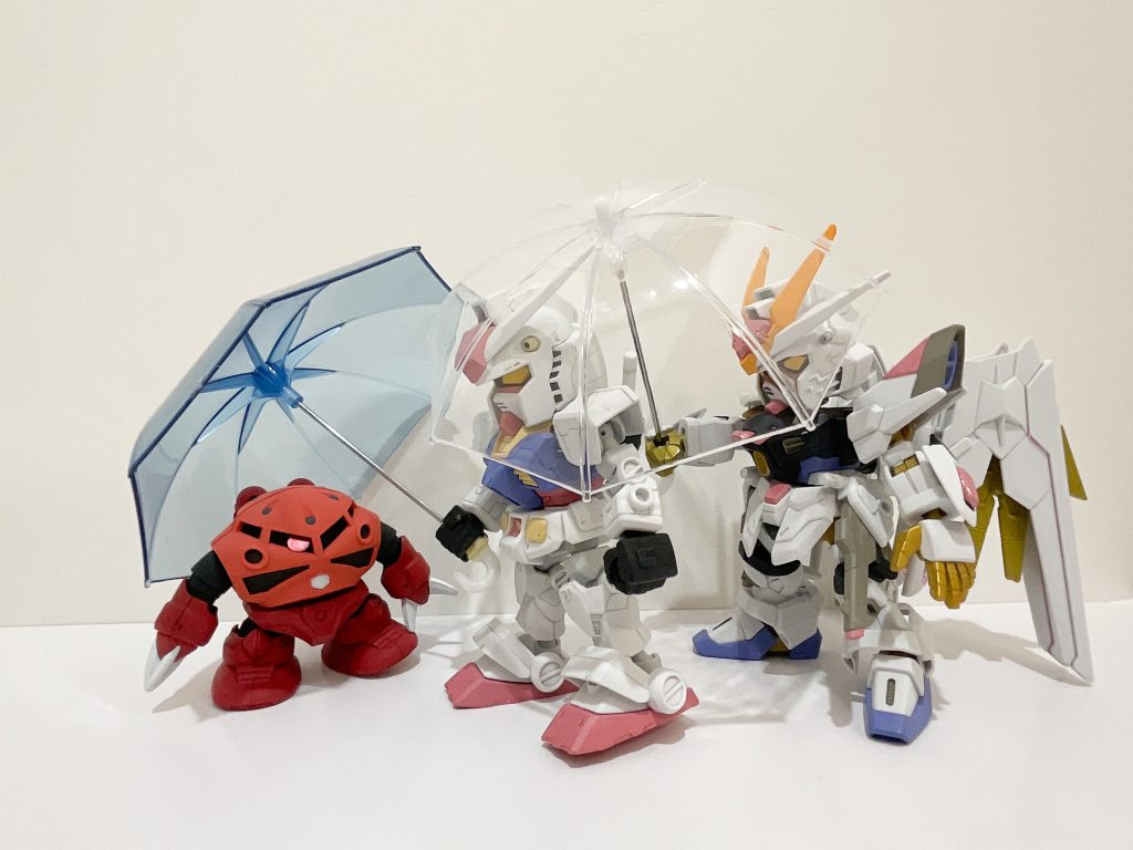 【６月・梅雨】ゲスト：Gジェネ シャア専用ズゴック　一番お気に入りの画像です。ただこの月は福岡のガンダムSIDE-Fに行ったことで私の中でνガンダム熱が高まり、月の半分はνガンダム立像の画像になりました。傘はセリアで売ってたぬい活グッズです。