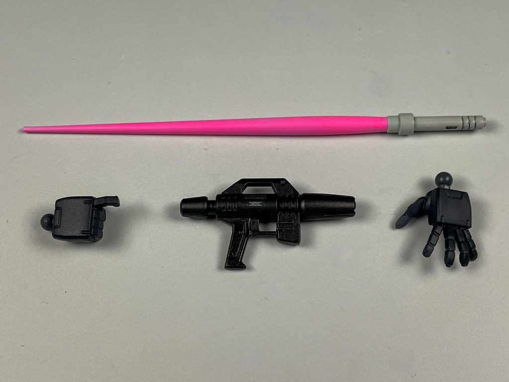 付属品など。ビームサーベルは刃と柄が一体成型なので、蛍光ピンクで塗分け。ハンドパーツは通常のものとは別に右武器持ち手と左の平手が付いてました。左のみとはいえ平手パーツはうれしい。&nbsp;以下、ポージングを何枚か。