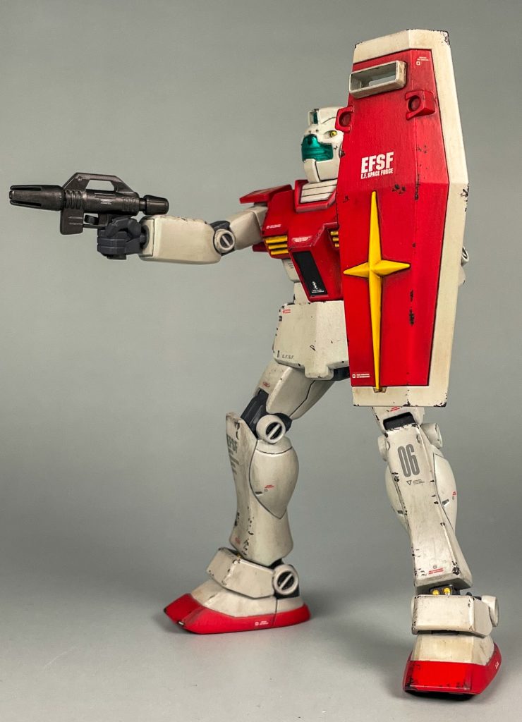 シールド裏にはグリップが付いており、手に持たせて構えることはできますが、保持力は悪いです。