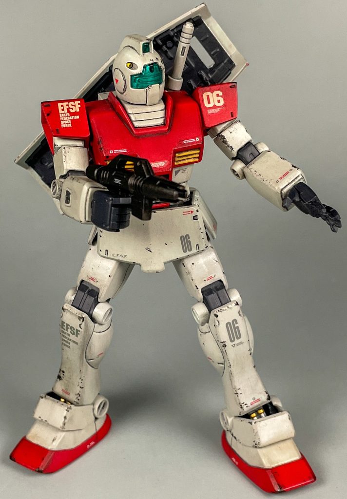 バックパックにはシールドをマウントできる穴があります。