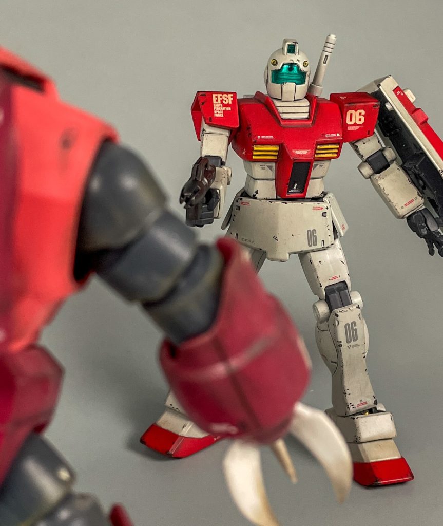 最後は因縁の相手と。&nbsp;以上、HGUCジムでした。かなり古いキットなので合わせ目も多く、可動範囲も狭いですが、造形やプロポーションは劇中に登場したイメージのまんまだと思います。（やや面長な気もしますが…）かつて安い！組み立て簡単！合わせ目消しや塗装の練習にうってつけ！と「ガンプラの入門書」と言われた名機は伊達ではなかった。