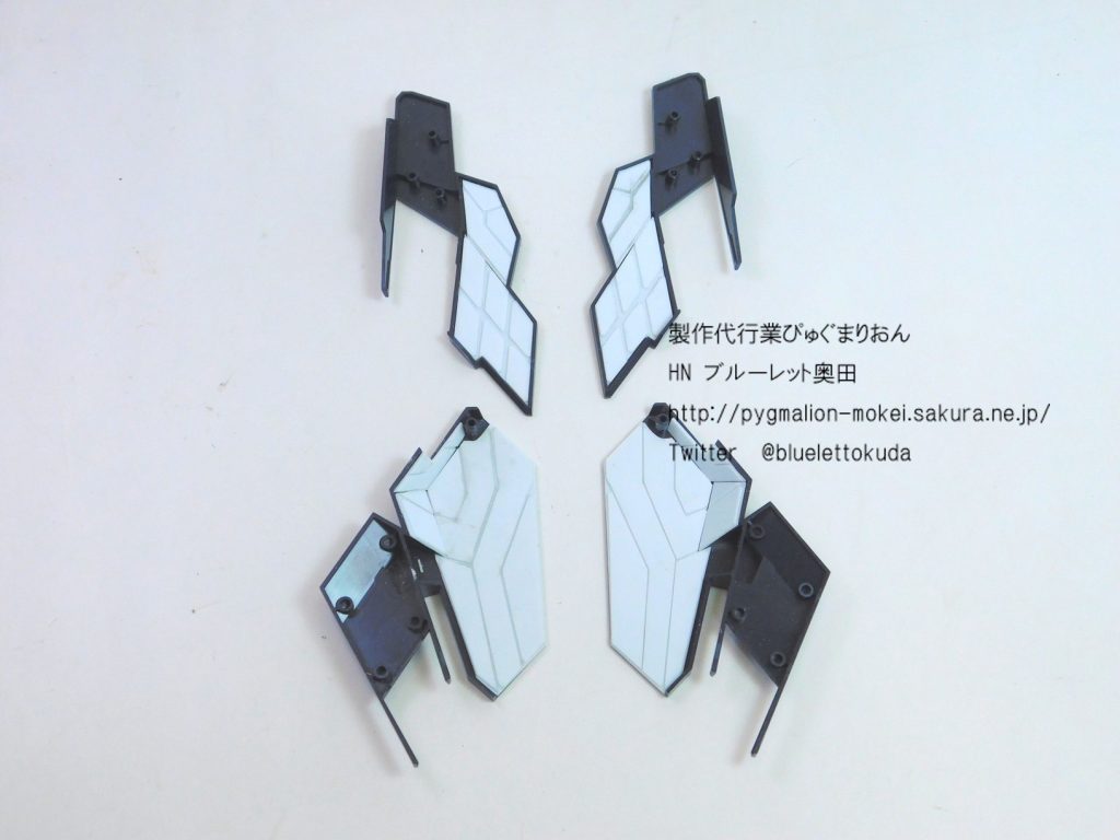 また、アームドアーマー各種はユニコーン本体に対して、HGをただデカくしたような、かなり荒い作りの印象がありました。面も広くのっぺりしてしまいますが、逆を言うと「遊べる余地が多い」ので、裏面にサイコフレームのディティールやブースターなどを追加しています。