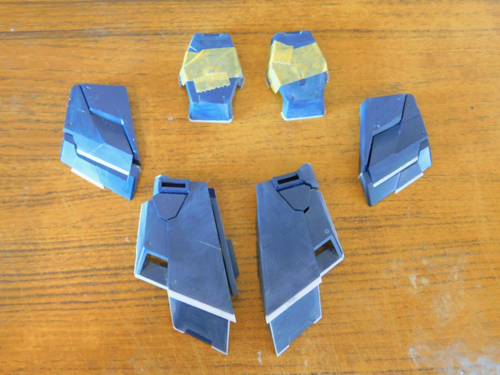 今回、ツノやシールド先端以外にも、エッジをプラ板で足してシャープ化しています。ウレタンを吹くとどうしても厚ぼったく、エッジがタレてしまうので、とにかく全身触ると痛い程度にはバキバキにエッジを追加してスケール感を損なわないようにしてみました。