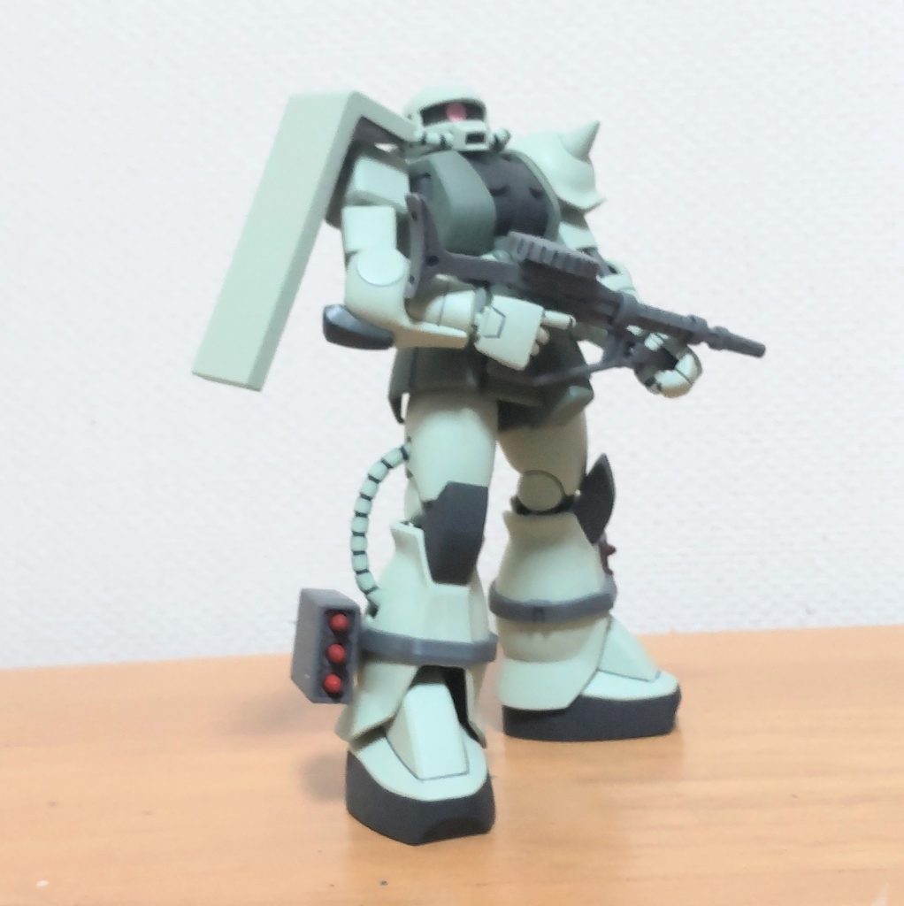 ビフォー。素組(接着)にガンダムマーカーでスミイレのみでした😁。