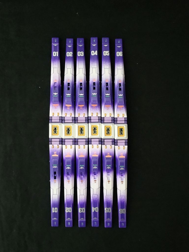 フィン・ファンネルは、こんな感じです。缶スプレー塗装です。今回、グラデーションにするのに色々ネットで調べました。結果、缶スプレーでキレイなグラデーションは不可というのが解りました😓。「まあ、キレイにするのは無理でも雰囲気だけ出せれば良いか」ということでチャレンジ。上手くいかないですね😅。実物はめっちゃ汚いです😓