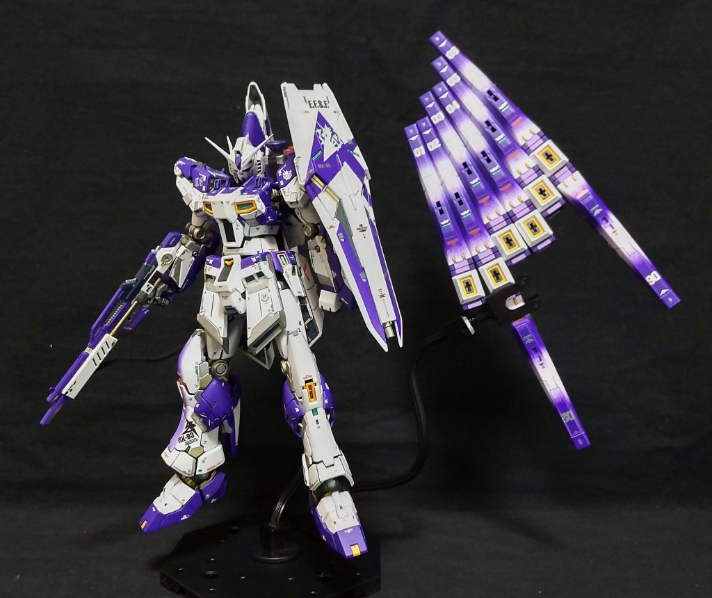 Hiro0079さんが本体とフィンファンネルを分けたディスプレイをされてたので、参考に分けてみました😄。黒背景に黒いアクションベース、フィン・ファンネルが浮いてるように見えます😆。