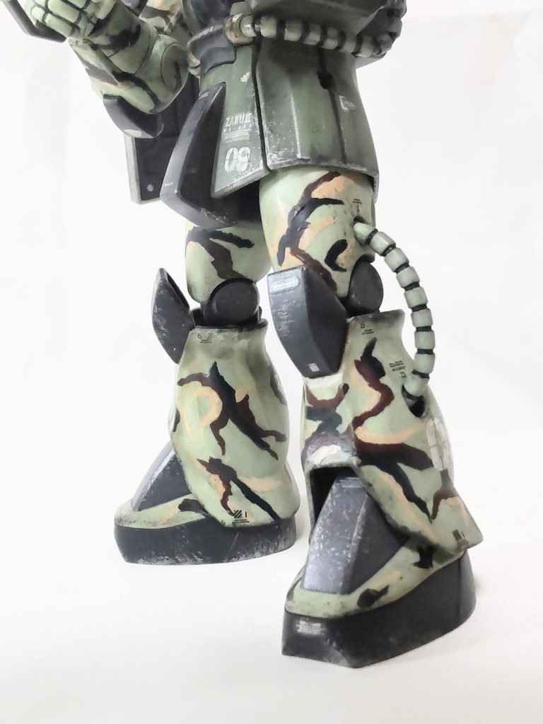 下半身。股間と足にグレーを塗って少しカラーリングを変えてます。