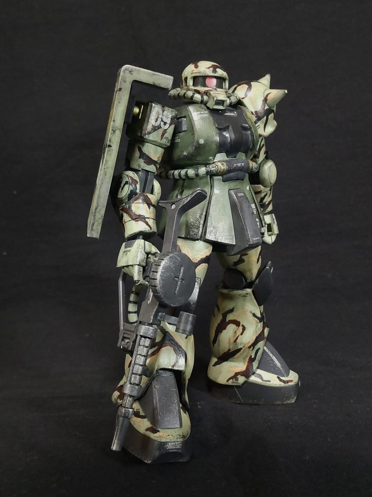 成形色に迷彩塗装をして、ウェザリングをしました、ですので、ボディーは迷彩塗装にせずそのままです😄。迷彩塗装のアラさを少しでも誤魔化すためにウェザリングも行いました😅。どちらも練習ということでで暖かい目で見て頂けたらありがたいです😄。