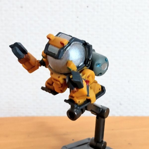 ガシャポン戦士DASHトロハチ&nbsp;ベースジャバーの作業員としてトロハチを手に入れてみました😁。少し塗装してスミイレしました😄。ガシャポン戦士なんですが元のデザインもあってHGUCと合わせても違和感なさそうです😆。こんなんしてる時点でベースジャバー、色々と迷走しております😅。（4枚目）