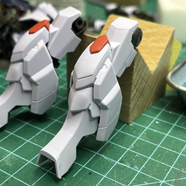 ↑というのは冗談で俺ガンでミキシングされたのを預かり制作代行を開始脚部:彫って情報量増してシャープに頭部:肩:シャープに腰:シリンダー、延長大まかなスタイルはこれで完成、腕と他もう少し全体的なバランス見て調整しようかと思います。（3枚目）