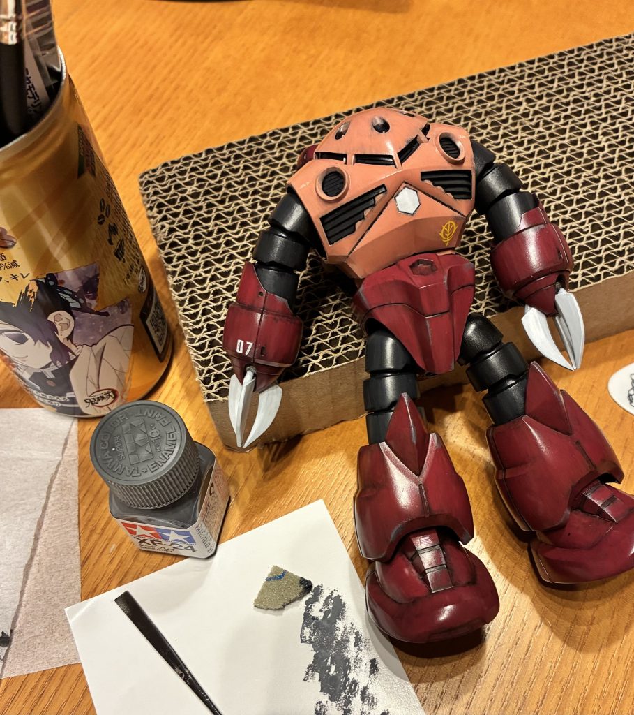 エナメル塗料でチッピング汚し作業は楽しいですね🎵3Mのスポンジやすりをちぎって使ってます